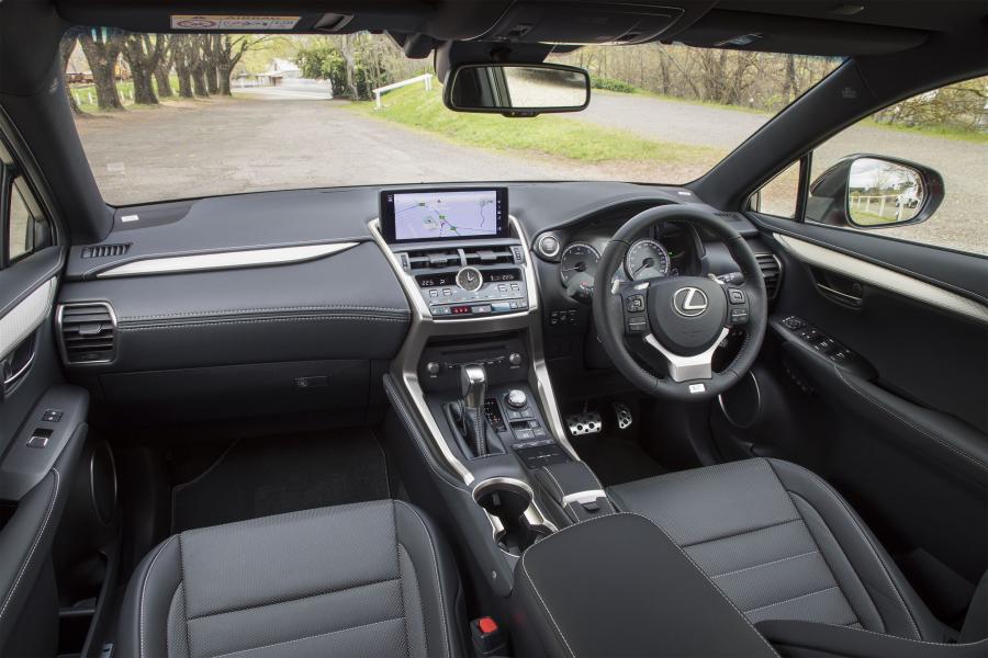 Торпедо Lexus NX300 F-Sport 2017 года  (AU) (фото 12 из 19)